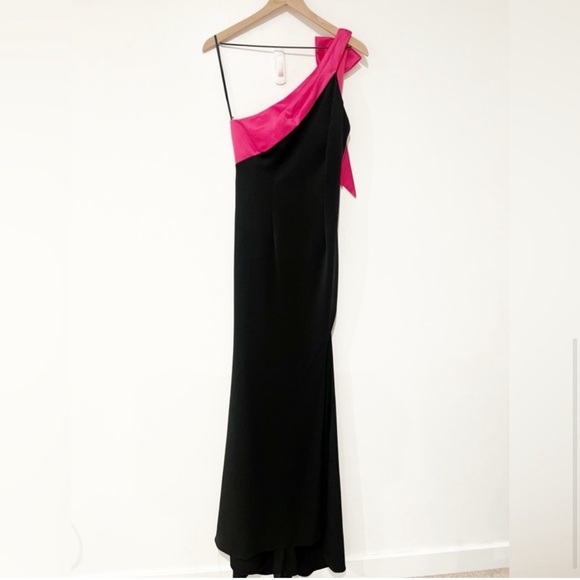 NWT MAC DUGGAL One Shoulder Statement Hot Pink & Black Bow Girly
Gown size 4 - Picture 3 of 7